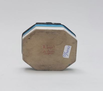 null Small octagonal box in polychrome enamelled porcelain decorated on the lid with...