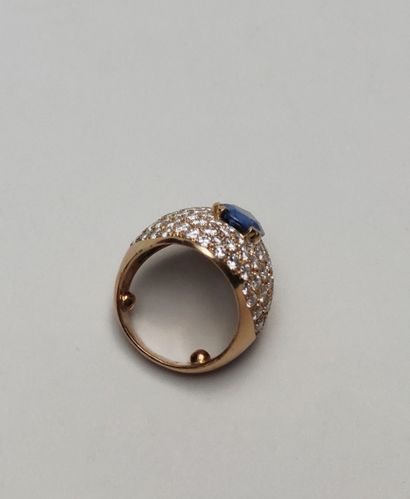  Important ring in gold 750 thousandths centered of a pear-cut sapphire in claw setting...