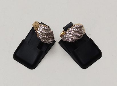 null Pair of earrings in yellow gold 750°/00, each set with 5 lines of small diamonds...