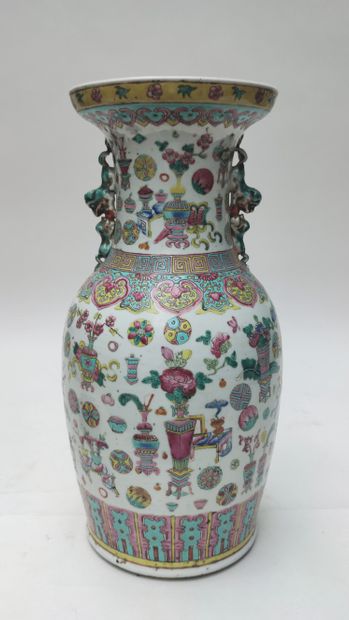 null Porcelain baluster vase with floral decoration and Chinese furniture, China....