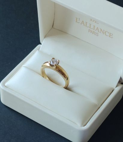  Yellow gold ring 750 °/°° of form jonc set with a diamond in solitaire of brilliant...
