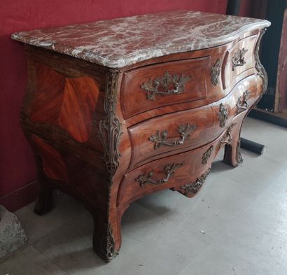 null 
Rectangular crossbow-shaped COMMODE in veneer, opening with four drawers on...