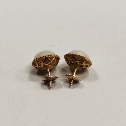 null PAIR OF EARRINGS, set in yellow gold 750°/00 with half pearls Gross weight :...