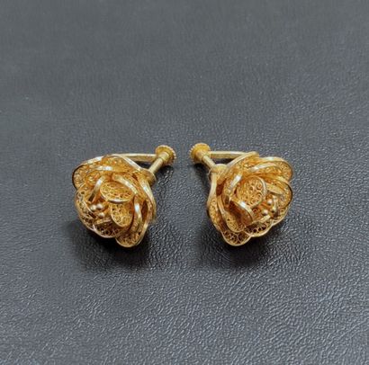 null 
PAIRE DE BOUCLES D'OREILLES en or jaune 750°/00 en forme de fleurs ajourées...