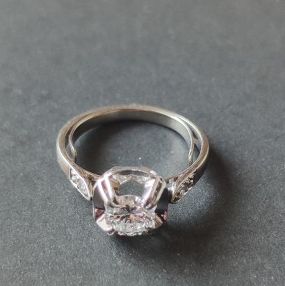 null 
RING, set with a modern brilliant-cut diamond, approximately 1 carat Gross...
