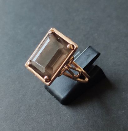 
Yellow gold ring set with a smoked rectangular...