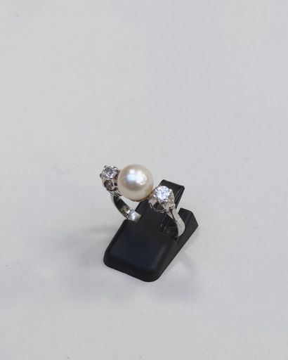 null 
RING, white gold setting, set with a cultured pearl and two brilliant-cut diamonds...