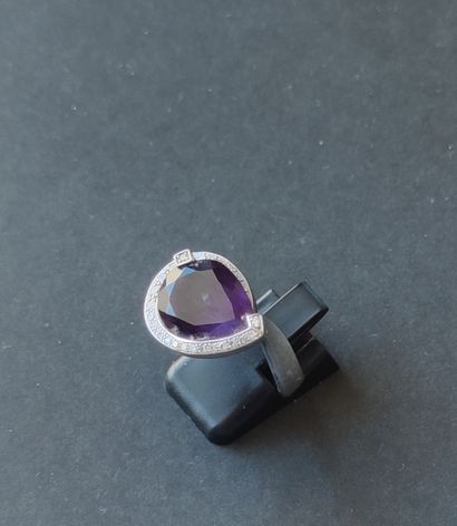 null 
RING, white gold setting 750°/°°, set with a cut amethyst in a circle of small...