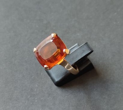 RING in yellow gold 750°/00 set with a topaz...