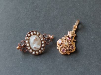 null LOT : 1 pendant in yellow gold 750°/00 set with 4 pink stones, 1 brooch in yellow...