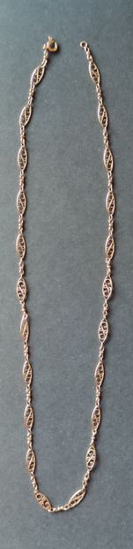 null NECKLACE in yellow gold 750°/00 decorated with 22 openwork oval links and filigree...