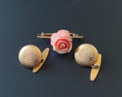  Yellow gold and coral flower brooch 
Gross weight : 4.4 grams