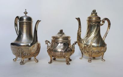 null Set of two silver tea or coffee pots and a covered sugar bowl 

Weight : about...