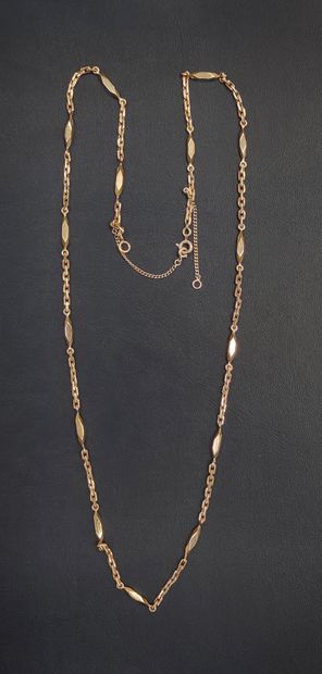 null 
CHAIN in yellow gold 750°/00 with 15 faceted motifs Weight : 40.4 g Long :...