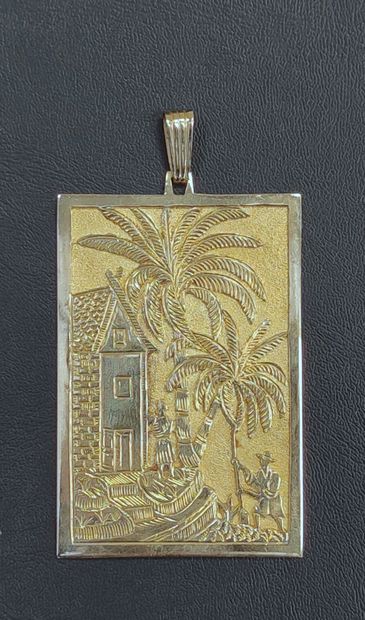 null 
PLAQUE pendentif en or jaune 750°/00 à décor de personnages, maison et palmiers  Poids...