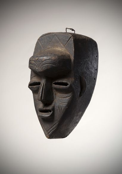 null LWALWA (?) (Congo RDC)

Très ancien masque en bois mi-lourd à patine noire crouteuse,...