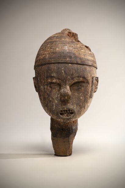 null IDOMA /IZZI (Nigéria)

Importante tête en bois lourd jadis enduite de kaolin....