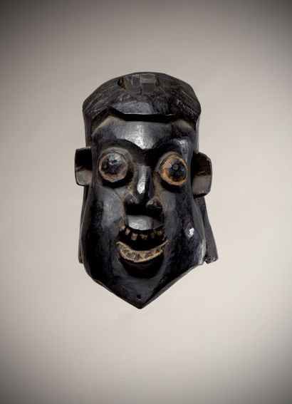 null BAMILEKE (Cameroun)

Paire de masques heaume en bois lourd à patine sombre

(Restauration...