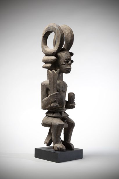 IBO (Nigéria) 
Statue masculine assise liée...