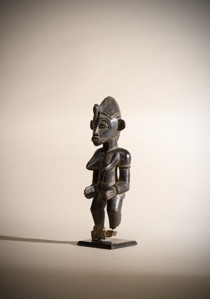  SENOUFO (Côte d'Ivoire) 
Belle statue féminine à profonde patine noire 
(Maques...