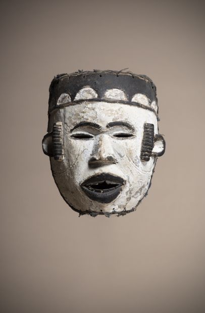 null IDOMA (Nigéria)

Masque facial blanc avec des scarifications temporales en relief...
