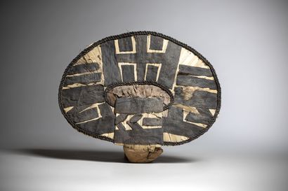 null MANGBETOU (Congo DRC)

Oval buttock cover made of a layer of leaves and bark,...