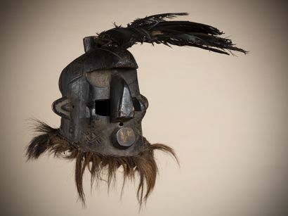 null PINDJI (Congo RDC)

Très ancien masque heaume à patine noire, la base est habillée...