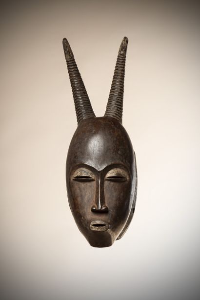 null BAOULE (Côte d'Ivoire)

Masque portrait "ndoma" surmonté de deux cornes d'antilope...