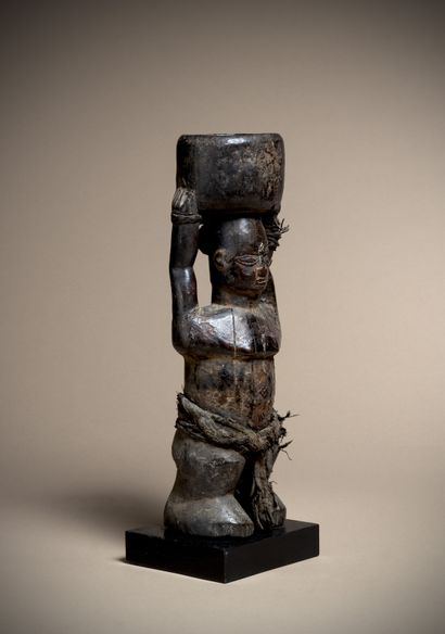 null BWENDE ou DONGO-KAMBA (Congo RDC)

Statue féminine portant un récipient sur...