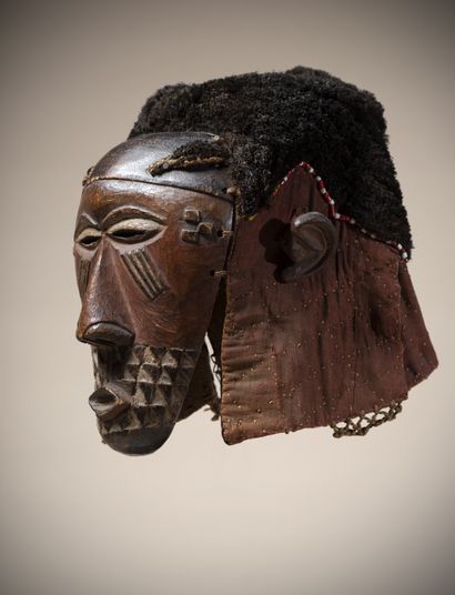 null KUBA (Congo RDC)

Masque polychrome portant une épaisse coiffure en raphia....