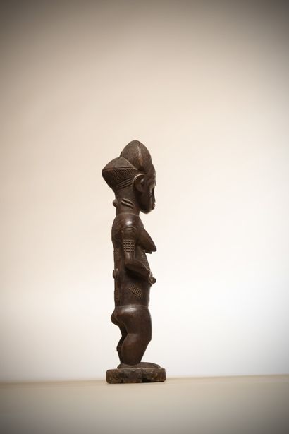  BAOULE (Côte d'Ivoire) 
Statue féminine "bloblobian" portant une coiffure en diadème...