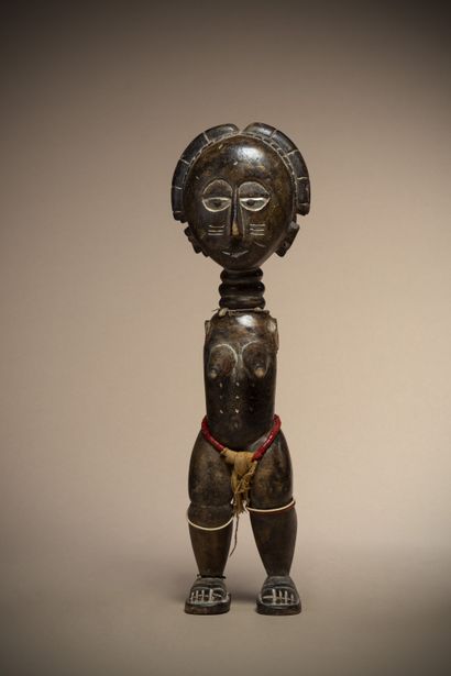 null FANTI (Ghana)

Female statue with absent arms, the face is inscribed in a circle...