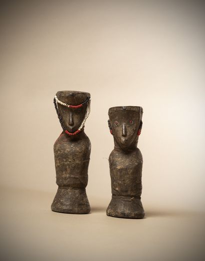  ZIGOUA (Tanzanie) 
Paire de poupées en bois dont le corps est recouvert de tissu....