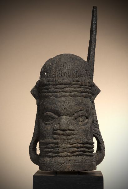 null BINI (Nigéria)

Tête en bois lourd représentant l'Oba portant la plume distinctive...