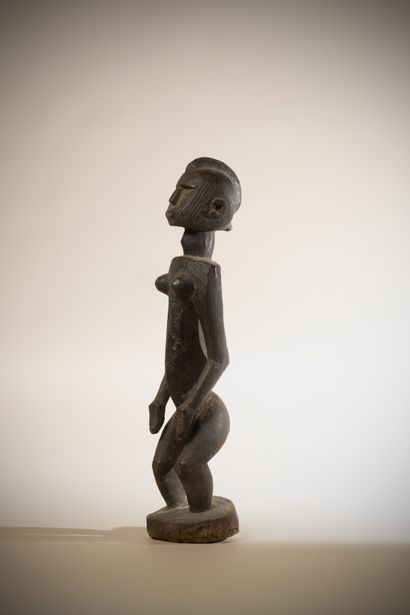  MOSSI (Burkina Faso) 
Importante statue féminine en bois lourd très patiné, le visage...