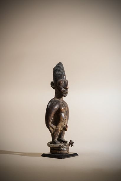 null YORUBA (Nigéria)

Statuette de jumeau Ibedji probablement Igbomina portant des...