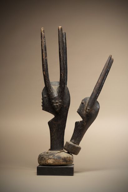  BAMBARA (Mali) 
Ce cimier de danse tyiwara atypique est sculpté en deux parties...