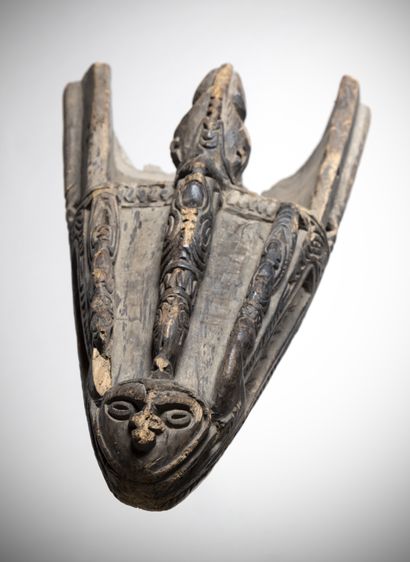 null SEPIK (Papua New Guinea)

Numfon war canoe representing a crocodile head on...