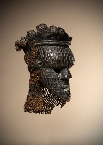 null SALAMPASU (Congo DRC)

Mask with curved forehead covered with copper scale....