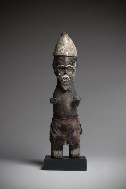 null IBO (Nigeria)

Male statue wearing a goatee made of animal skin. Traces of black,...
