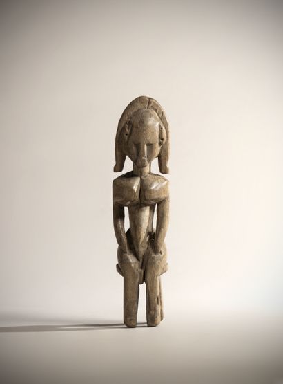 null BAMBARA (Mali)

Light wood doll with faded patina, in a seated position, braids...