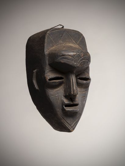 null LWALWA (?) (Congo DRC)

Very old semi-heavy wooden mask with a black crusty...