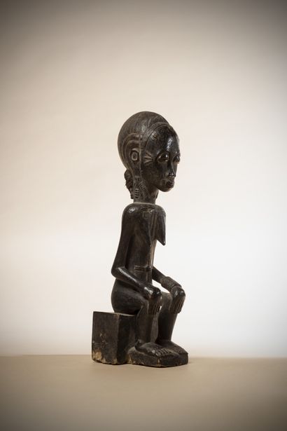 BAOULE (Côte d'Ivoire) 
statue féminine assise...