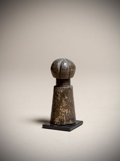null TABWA (Congo DRC)

Wooden doll with a light patina whose head is soberly decorated...