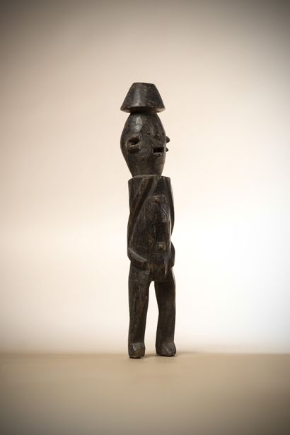  CHAMBA (Nigéria) 
Statue masculine à jambes, bras collés le long du corps formant...