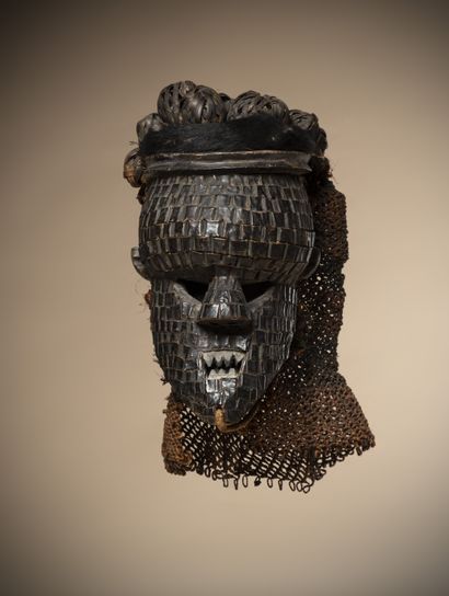 null SALAMPASU (Congo DRC)

Mask with curved forehead covered with copper scale....