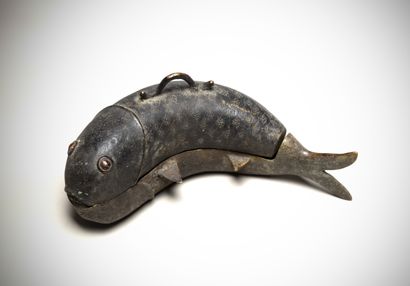 null FON (Benin)

Offering box in lost wax bronze representing a catfish, the body...