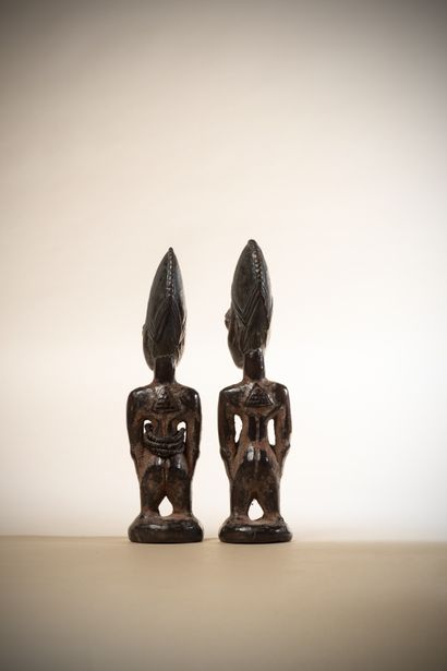  YORUBA (Nigéria) 
Paire de jumeaux Ibedji portant un pectoral triangulaire, profonde...