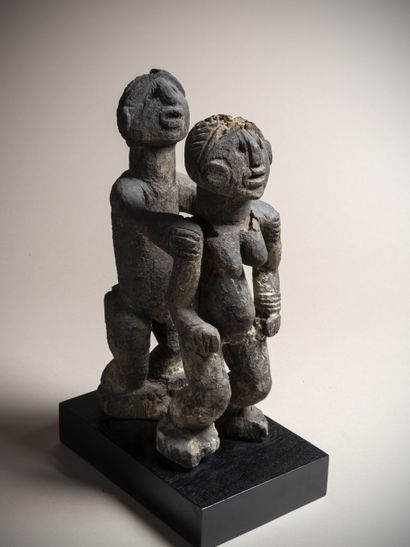null EJAGHAM (Nigéria)

Très rare couple de statues en bois à profonde patine crouteuse...