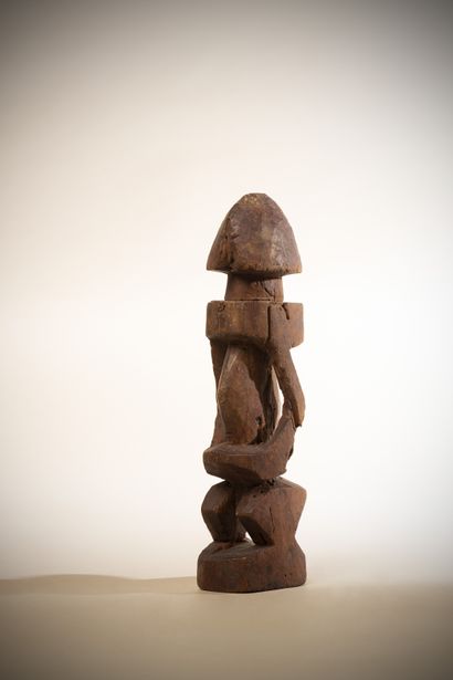  DOGON (Mali) 
Statue de type bomboutoro en bois érodé d'une grande sobriété d'exécution...